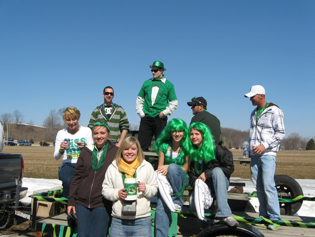/pictures/ST Pats Float 2009 - No snow our guys keep draging/IMG_1363.jpg
